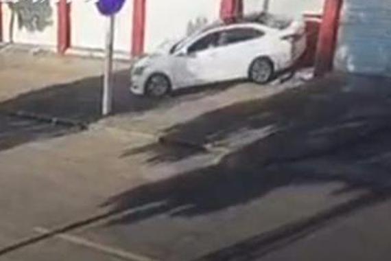 视频：女司机穿拖鞋倒车误踩油门 碾到路人仍不知