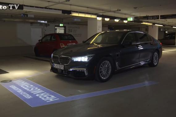 视频：2018宝马7系自动泊车演示