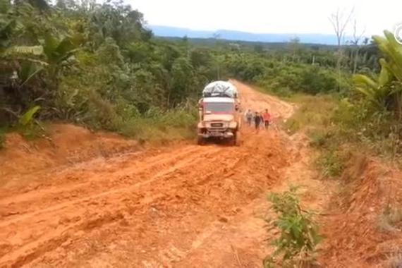 视频：霸道全地形卡车横趟最烂路况