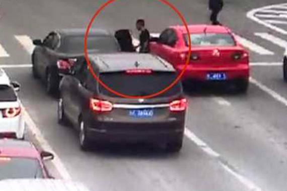 视频：女子驾车等红灯，陌生男子突然拉门上车