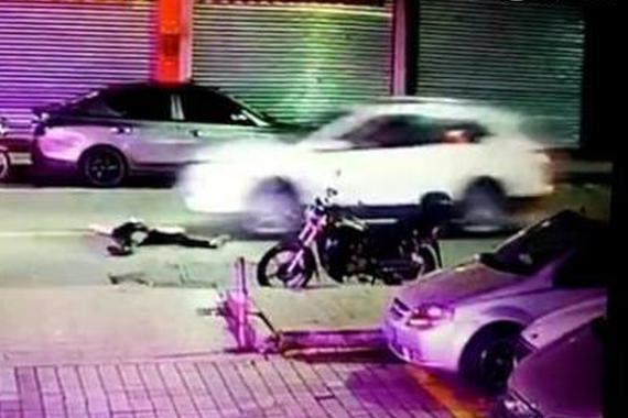 视频：醉酒男躺倒路中央，越野车驶过将其轧死