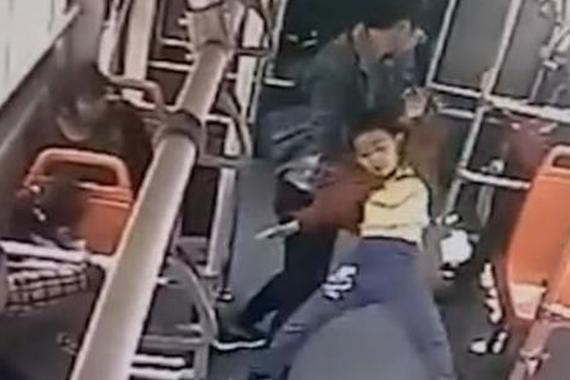 视频：7岁男童公交上遭过肩摔后狂踩头！
