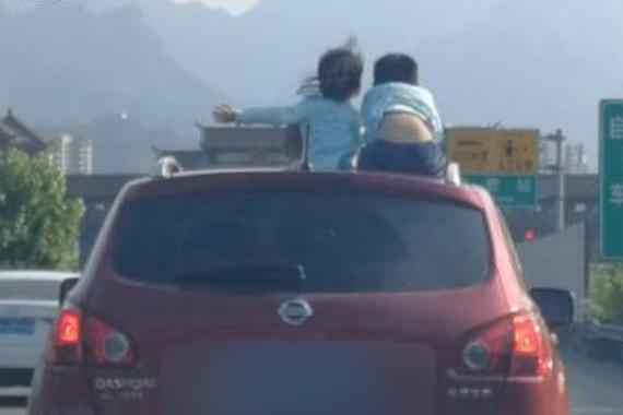 视频：小车高速路上开天窗，3个小孩坐车顶