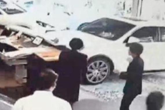 视频：男子开卡宴撞进保时捷展厅！