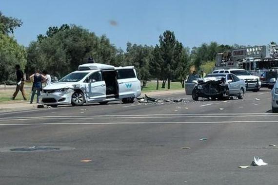 谷歌自动驾驶汽车在美遭遇车祸 驾驶员轻伤