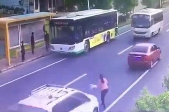 视频：恐怖车祸！女子为赶公交 横穿马路被撞飞