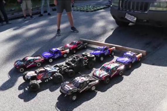 视频：你认为多少辆玩具车可以拉动真汽车？