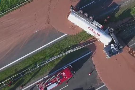 视频：12吨巧克力原浆的车翻了！高速公路上的奇景