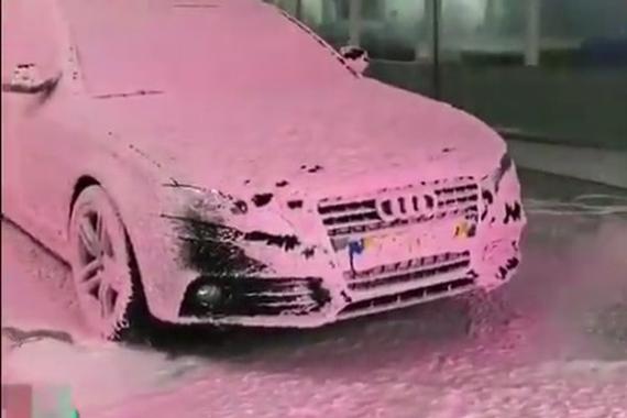 视频：一辆脏兮兮的奥迪车来洗车，瞬间舒服了。
