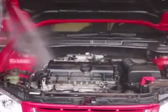 视频：发动机脏了能不能用水冲洗？