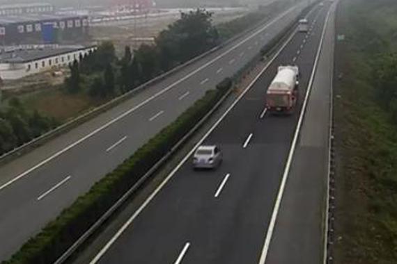 视频：小车在高速公路上玩起了“碰碰车”！