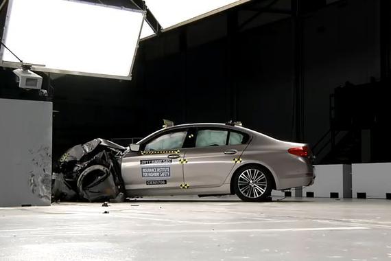 视频：力战奔驰E，来看看新款宝马5系车身硬度如何