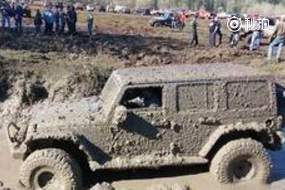 视频：吉普越野车玩泥巴，引来几百人围观