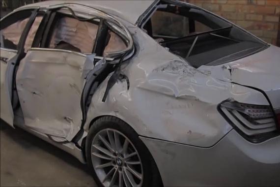 面目全非的宝马740i事故车修复过程，车子瞬间重获新生。