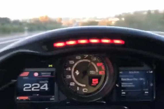 保时捷911 Turbo S和法拉利812 Superfas比加速