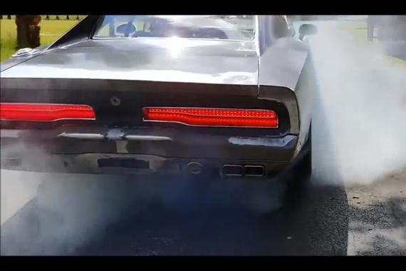 把2016挑战者地狱猫的动力系统按进1969道奇Charger