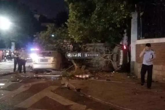 杭州闹市区车祸已致4人死亡 1人伤势较重