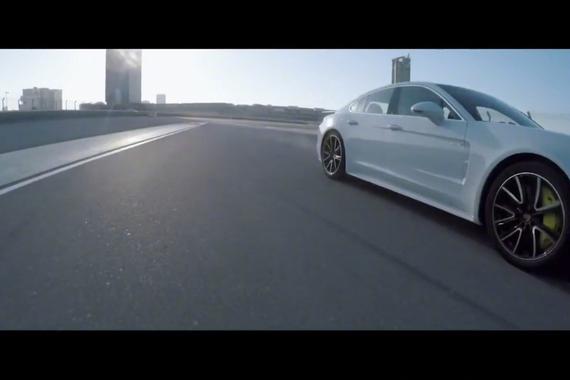 保时捷Panamera Turbo S E-Hybrid迪拜赛车场