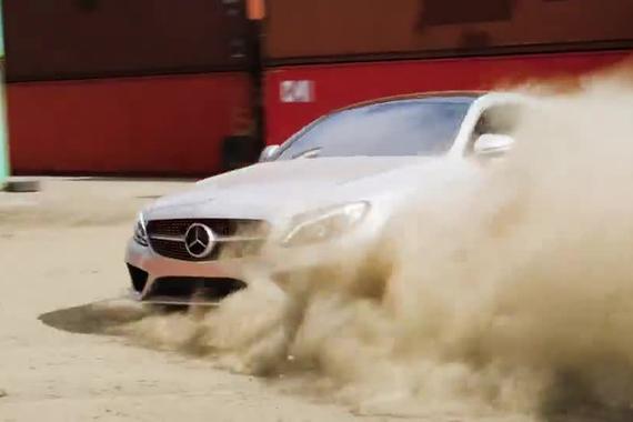 跨界加速赛 奔驰C级挑战跑酷选手和遥控车