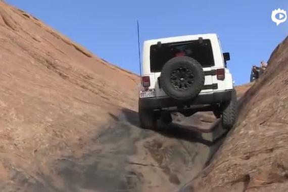 攀爬岩石 牧马人强悍越野性能展示