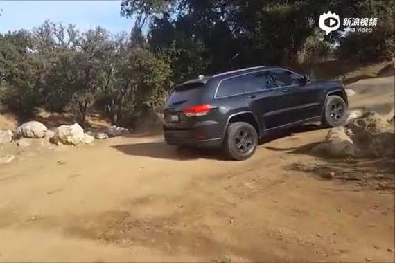 尽显硬汉本色！ Jeep大切攀爬山坡