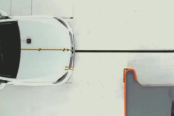 安不安全自己看！ 奔驰GLC碰撞测试