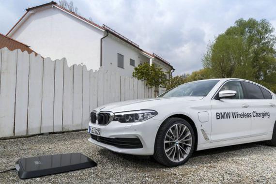 充电比加油还要方便？BMW无线充电技术演示