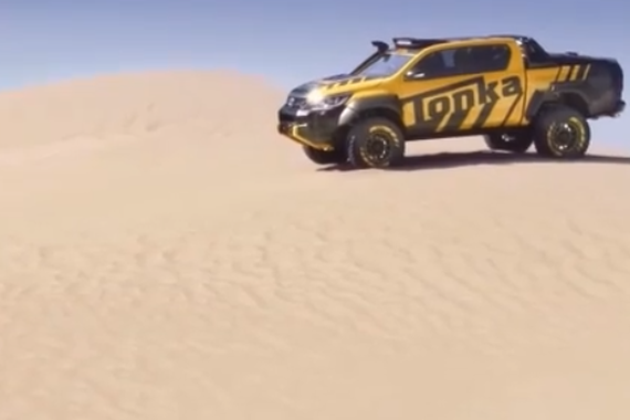 丰田海拉克斯Tonka概念皮卡沙漠飞驰