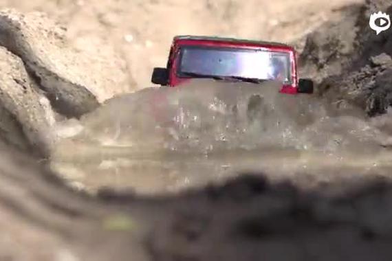 遥控车也能拍成大片！ Jeep模型车泥地越野