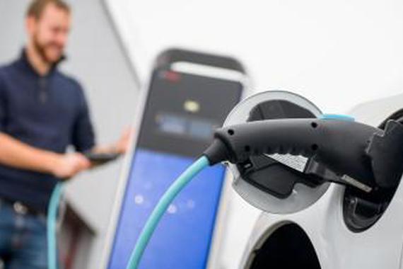 传统车市“踩刹车” 新能源汽车和自动驾驶还能飚多远？