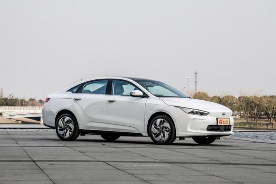 国产版model3？实拍吉利全新纯电动车几何A