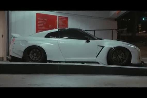 战斗气十足 实拍宽体GTR夜间出没