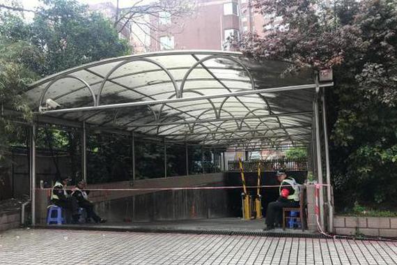 探访特斯拉起火的车库：周围味道刺鼻，目前已经被封