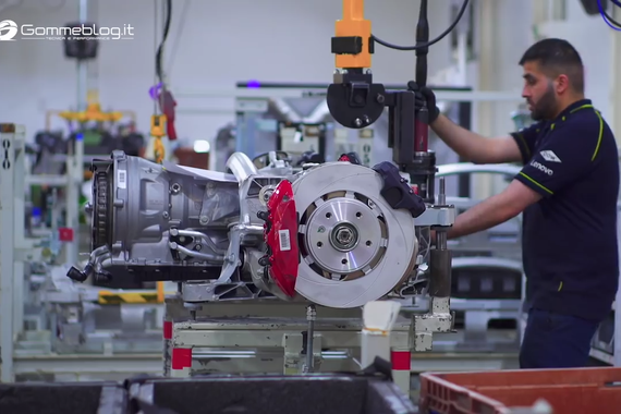 豪车是怎样诞生的？阿斯顿·马丁生产车间实录