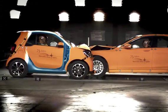 小车不安全？ 奔驰S与Smart的碰撞测试