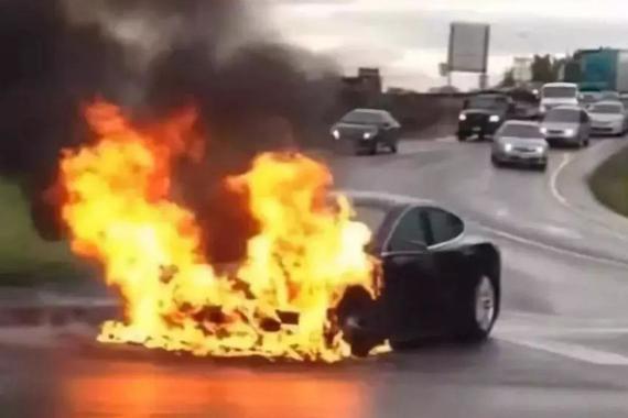 自燃事件频发 电动车的安全谁来“负责”？