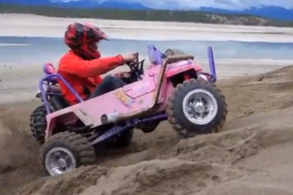 老外暴改儿童Jeep车 弹射起步玩转河滩