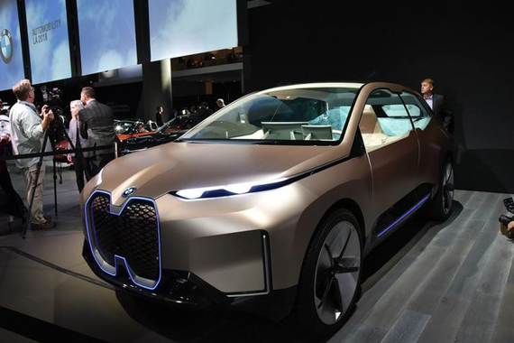 曲面中控屏 宝马预告片透露iNEXT内饰