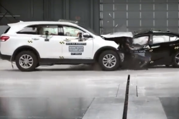 当SUV撞上小轿车 谁会更加惨不忍睹？