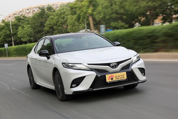 轿跑形运动心，细节升级，试驾丰田凯美瑞