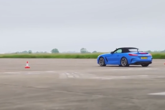 兄弟赛跑 丰田Supra对决宝马Z4