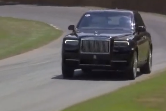 劳斯莱斯库里南在速度节上高速驰骋