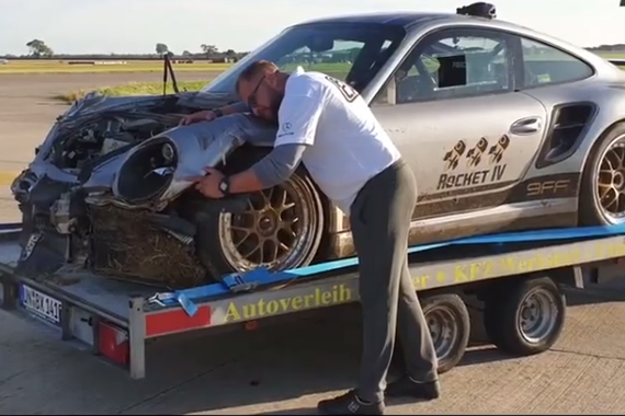 保时捷911 Turbo挑战极速撞车