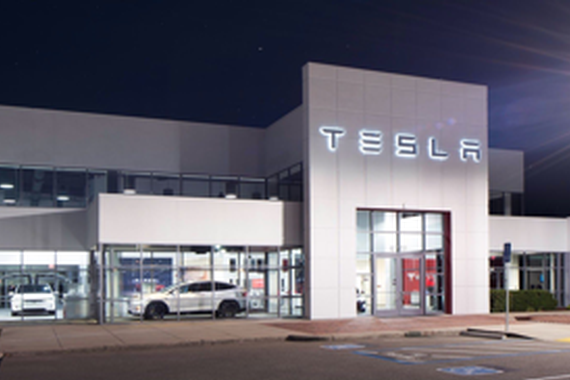 特斯拉改变“仅线上销售”战略 雇佣更多销售和交车人员