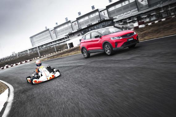 一大带一小的快乐 吉利缤越卡丁车嘉年华