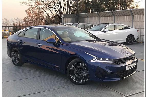 最美中型车？起亚新一代K5实拍 大溜背+贯穿尾灯