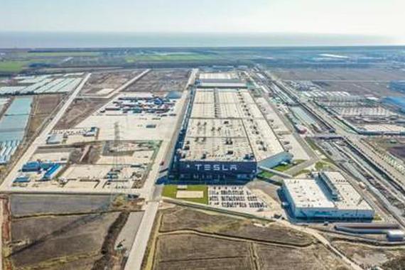 上海特斯拉超级工厂全面复产 新车源源不断拉出厂区