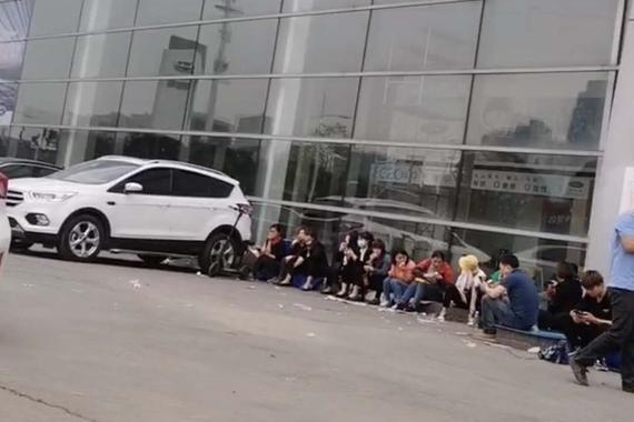快问|经销商员工直播讨薪 长安福特：与企业并无关系