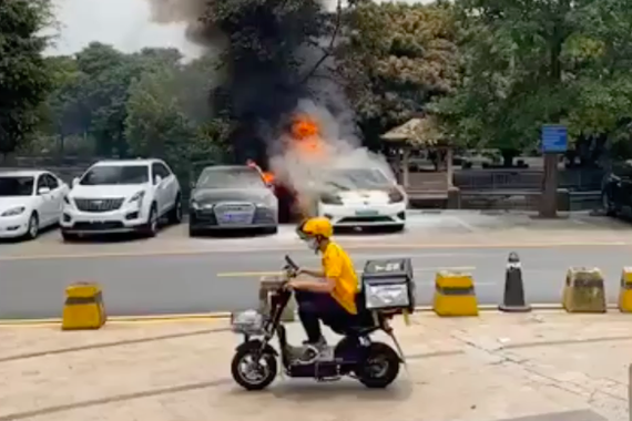 热浪|广州杨桃公园南门一辆广汽Aion S自燃 殃及无辜奥迪