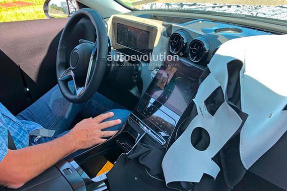 奔驰全新C级谍照曝光 年内亮相/换超大屏幕更豪华